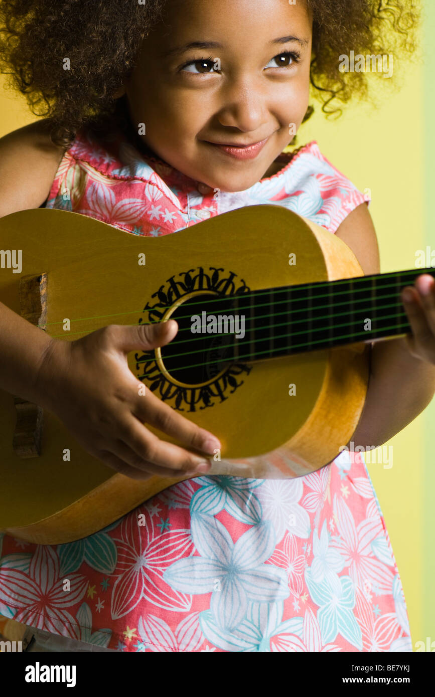 Bambina giocando piccola chitarra Foto Stock