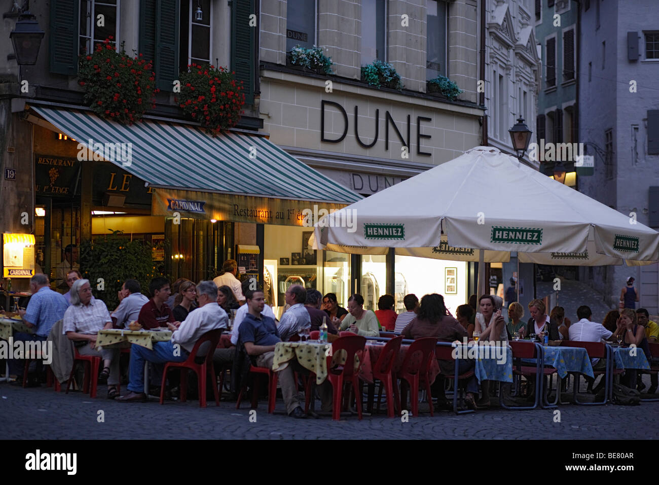 Cafè sul marciapiede a Place de la Palud, Losanna, nel Cantone di Vaud, Svizzera Foto Stock