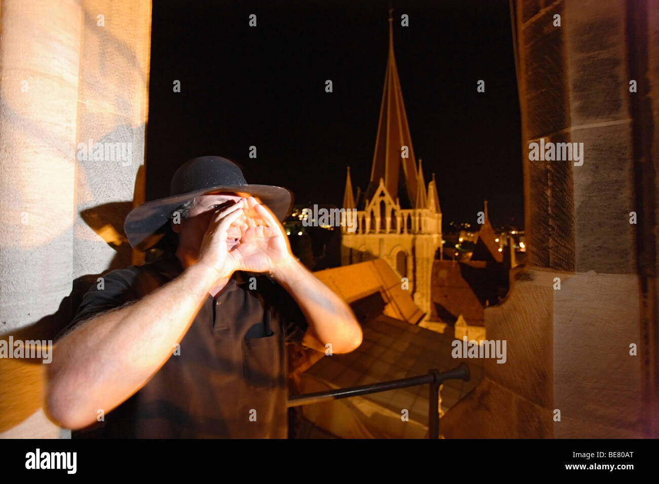 Torre keeper chiamando per tempo, la cattedrale di Notre-dame, Losanna, nel Cantone di Vaud, Svizzera Foto Stock