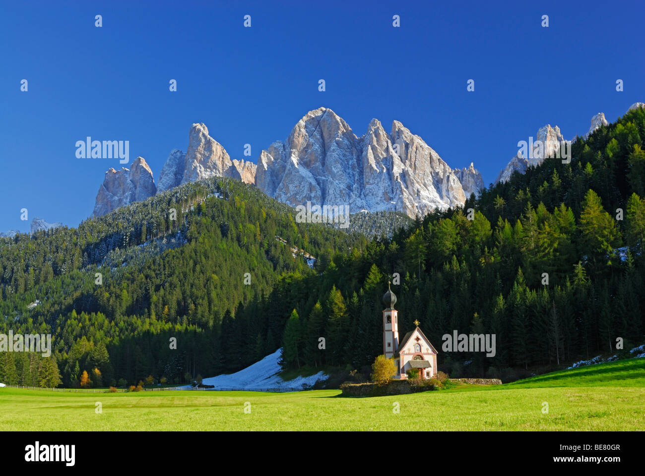 Chiesa di San Johann al di sotto della gamma Geislerspitzen, Dolomiti, valley Villnoesser Tal, Villnoess, Alto Adige, Italia Foto Stock