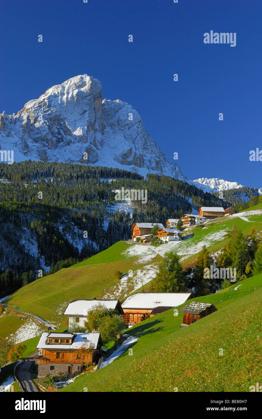 Alto Adige Agriturismi sotto il Sass de Putia, valle Badia, Dolomiti, Alto Adige, Italia Foto Stock