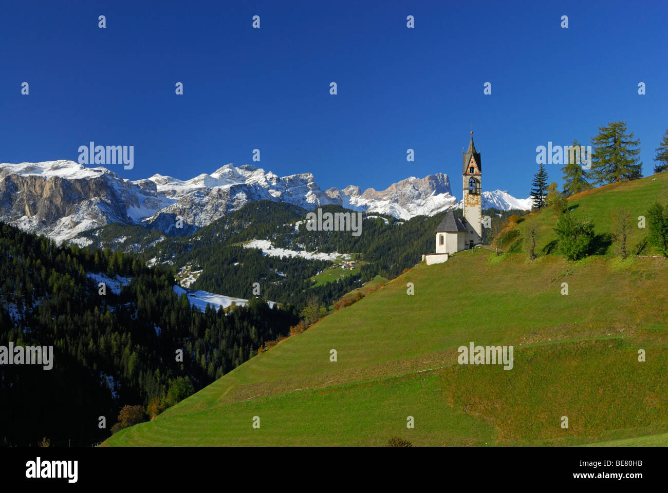 Chiesa Santa Barbara con gamma Geisler-Puez, valle Badia, Dolomiti, Alto Adige, Italia Foto Stock