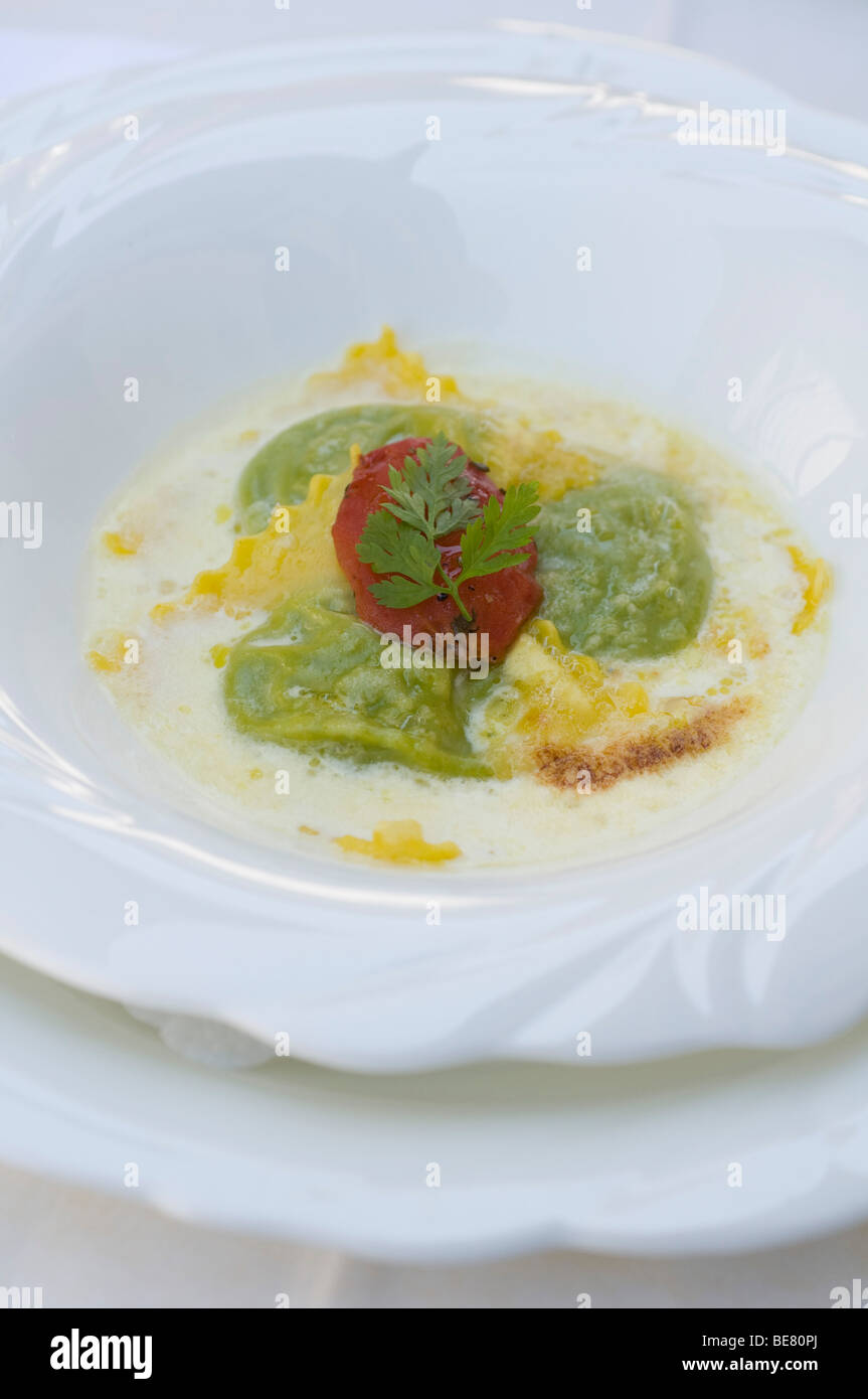 Il parmigiano e basilico ravioli ripieni, ristorante Taverne Zum Schaefli, proprietario e chef Wolfgang Kuchler, Wigoltingen, Lago di const Foto Stock