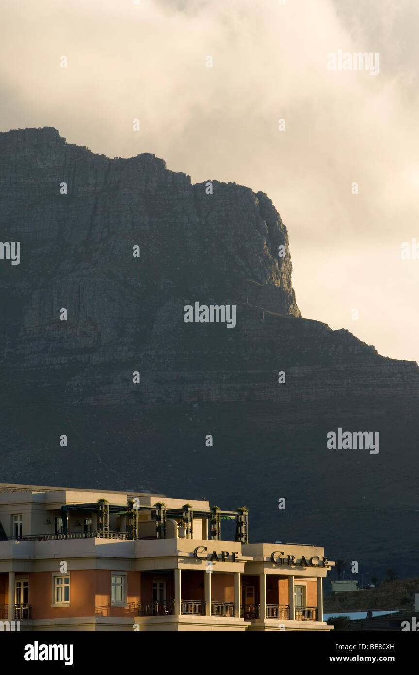 Dettaglio del Cape Grace Hotel nella parte anteriore della Table Mountain e Cape Town, Sud Africa e Africa Foto Stock