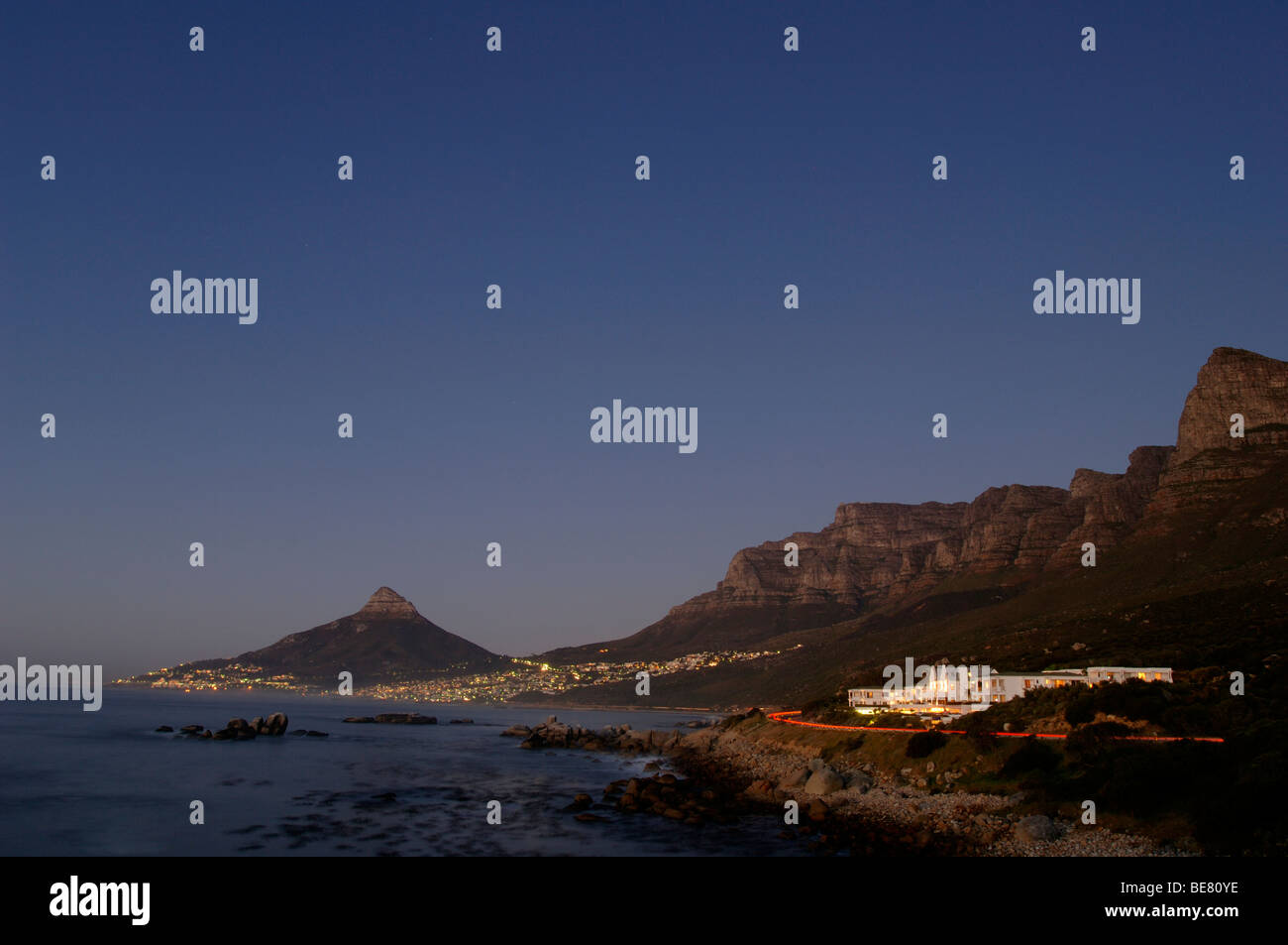 Vista a hte illuminato i dodici Apostoli Hotel di notte, testa di leone, Camps Bay, Città del Capo, Sud Africa e Africa Foto Stock