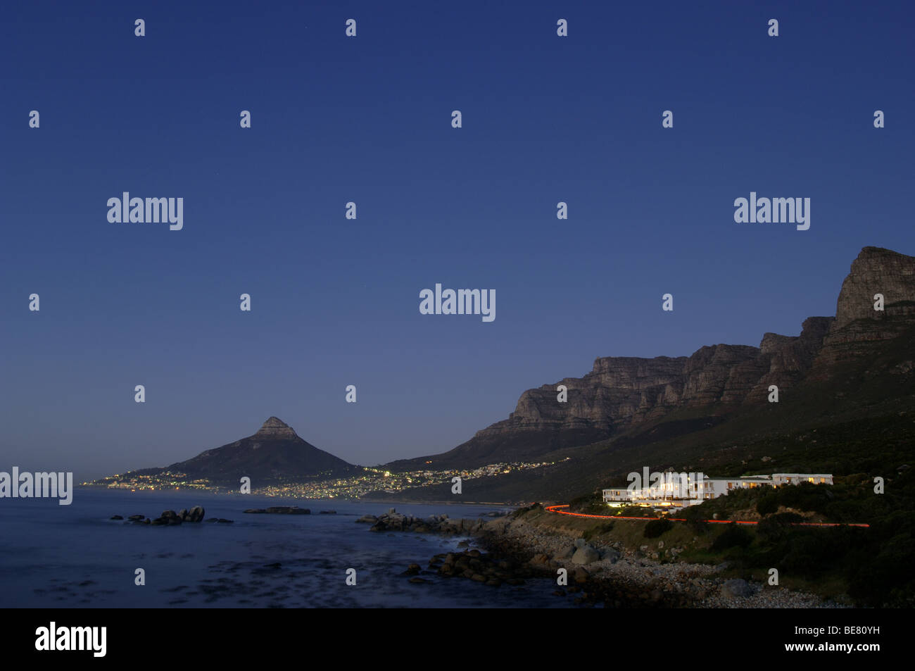 Vista a hte illuminato i dodici Apostoli Hotel di notte, testa di leone, Camps Bay, Città del Capo, Sud Africa e Africa Foto Stock