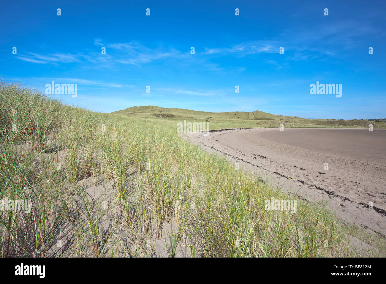 La vista attraverso le dune di sabbia e di ingresso di carrow impasto Foto Stock