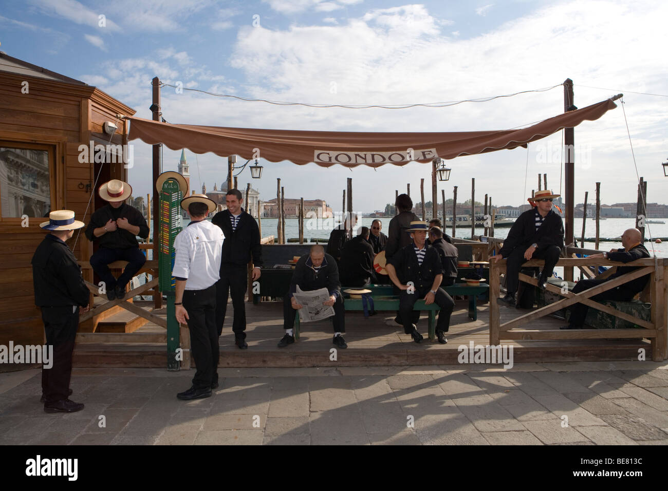 Gondolieri in attesa per i clienti al di fuori del Basilica di San Marco, Venezia, Veneto, Italia Foto Stock