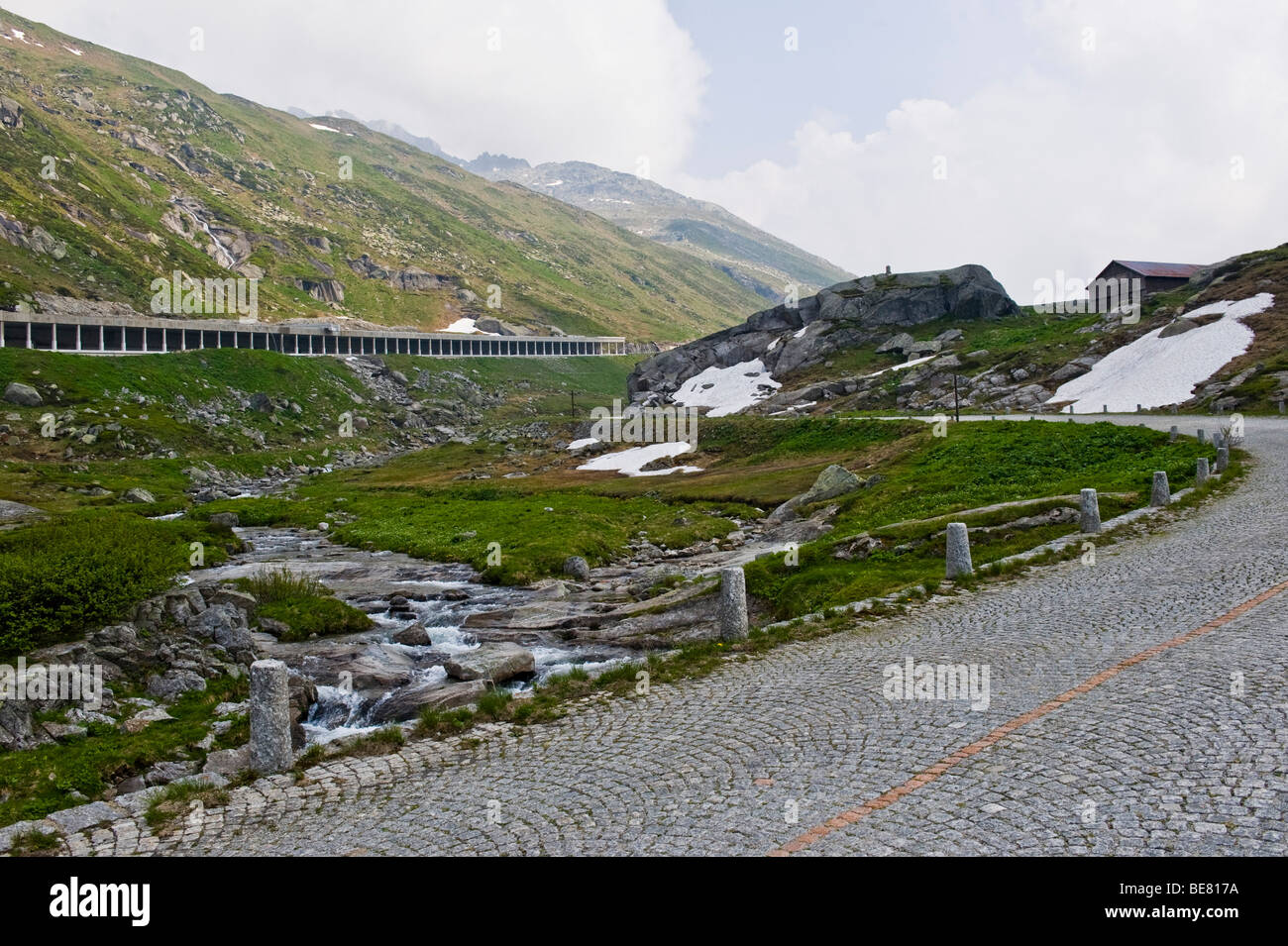 Mountain Pass e tunnel attraverso il monte San Gottardo, Svizzera Foto Stock