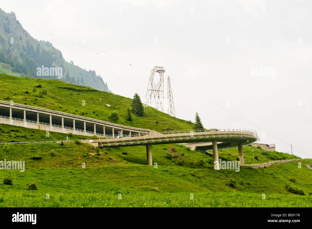 Paesaggio di montagna con il mountain pass, San Gottardo, Svizzera Foto Stock