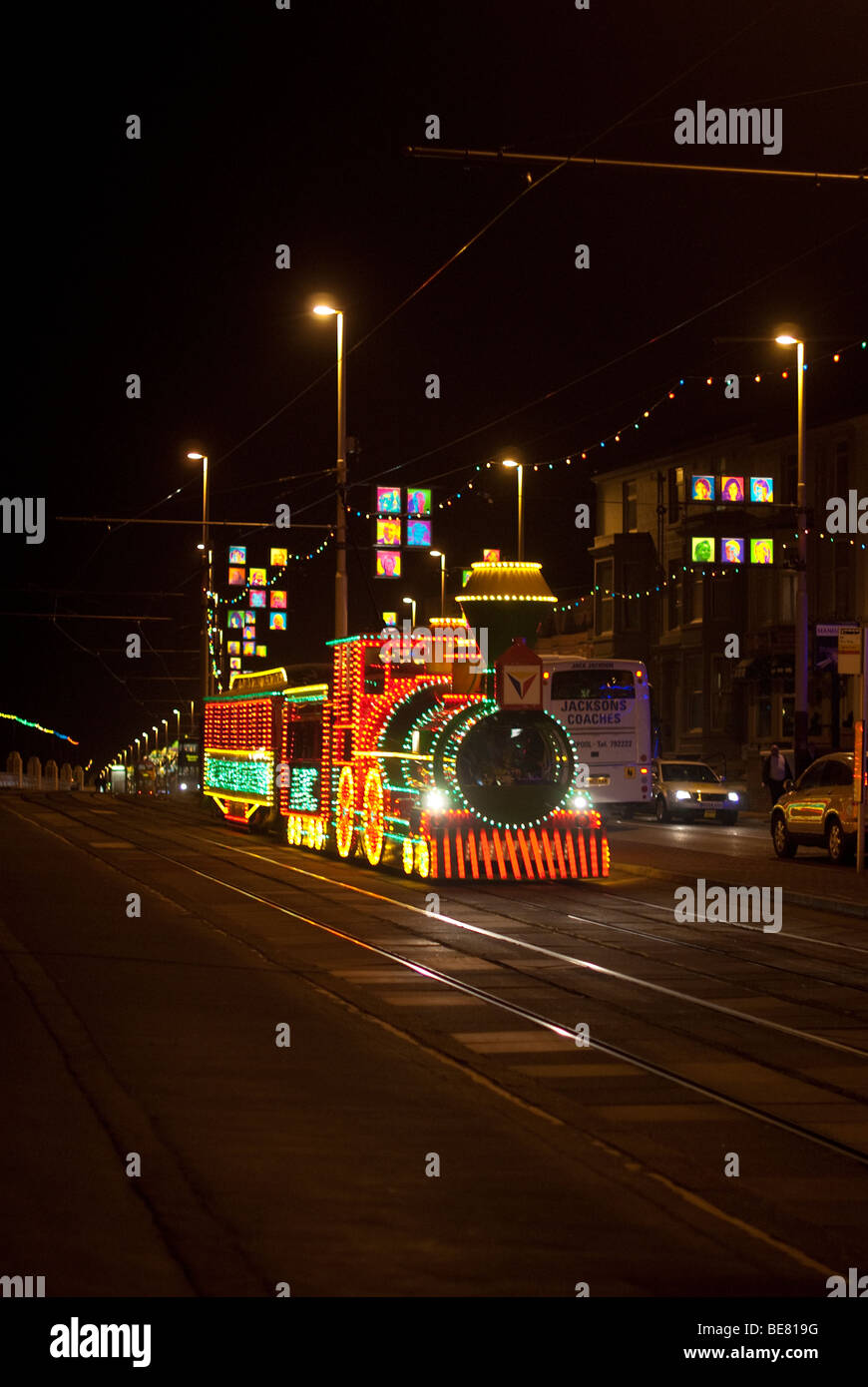 Blackpool, Regno Unito: decorate Blackpool Tram sul lungomare alla stazione balneare di Blackpool durante le luminarie annuale Foto Stock