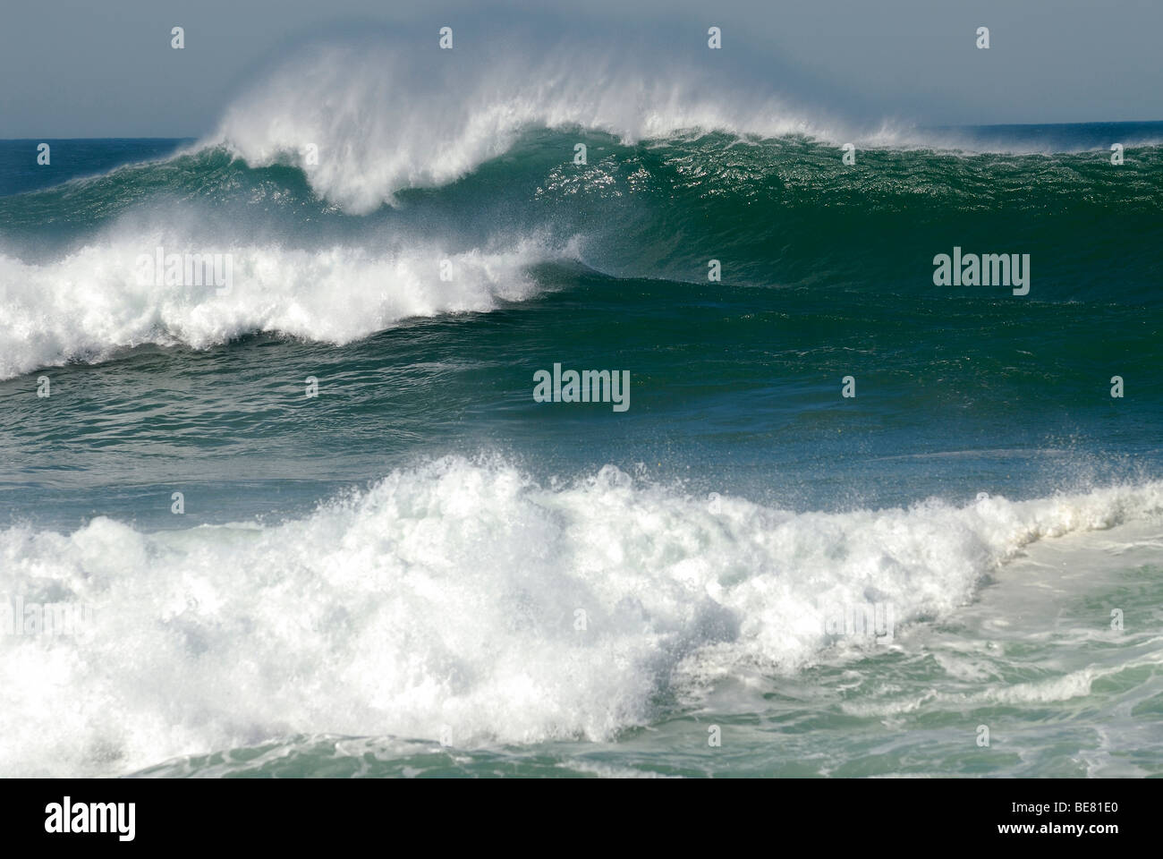 Onde che si infrangono, vicino alla spiaggia di Guincho, Costa de Lisboa, distretto di Lisbona, Estremadura, Portogallo, Atlantico Foto Stock