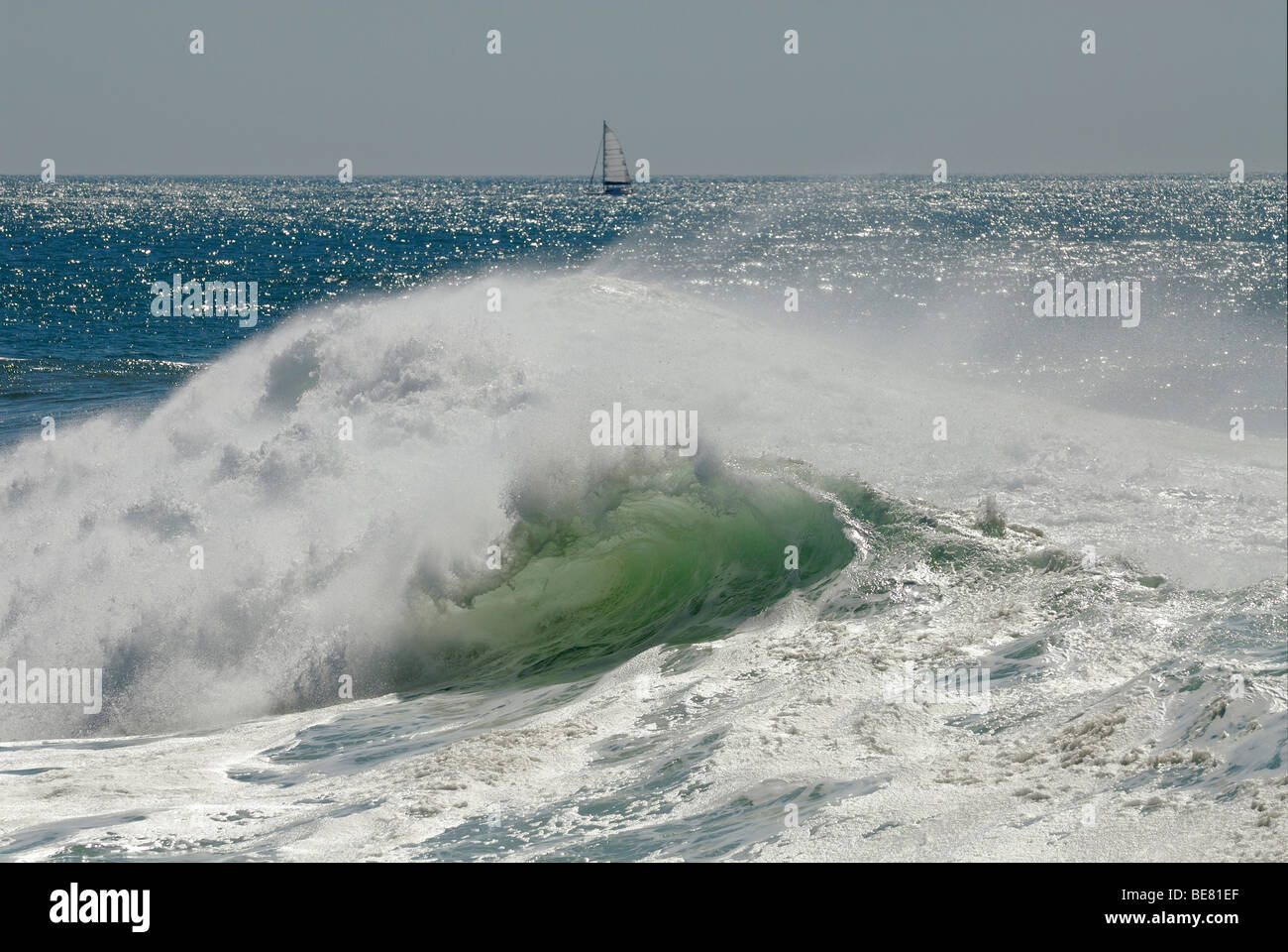 Onde che si infrangono, vicino alla spiaggia di Guincho, Costa de Lisboa, distretto di Lisbona, Estremadura, Portogallo, Atlantico Foto Stock