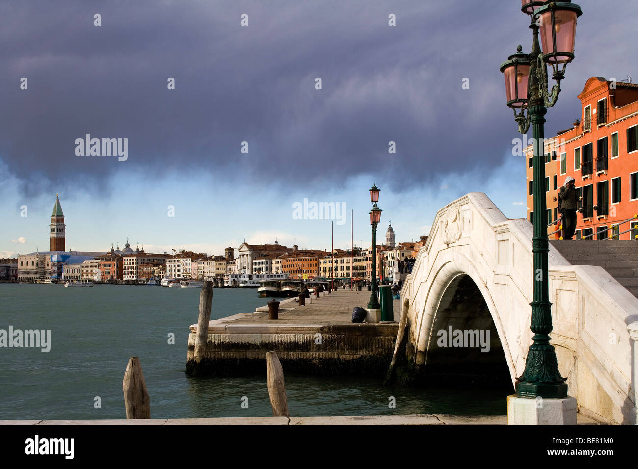 Vista verso il Ponte de la Veneta Marina e Riva degli Schiavoni, Venezia, Italia e Europa Foto Stock