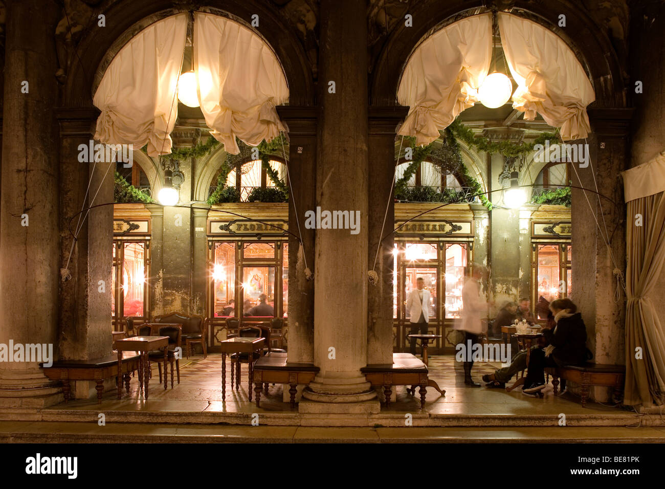 Caffe Florian di notte, Piazza San Marco, Venezia, Italia e Europa Foto Stock