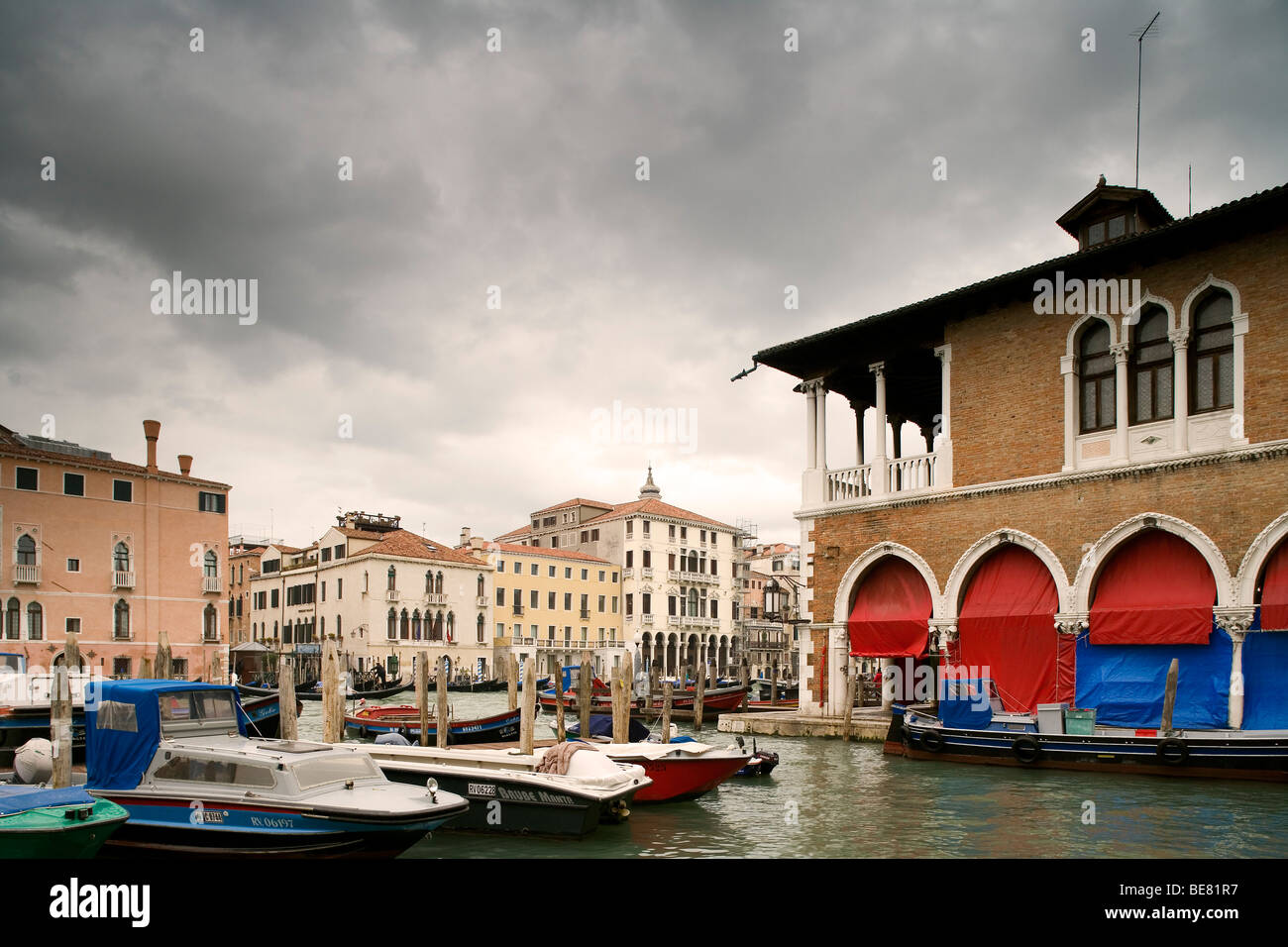 Il Canal Grande con il mercato del pesce a destra, mercato del pesce, Venezia, Italia e Europa Foto Stock