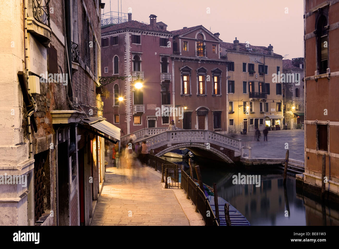 Case lungo uno stretto canale, Fondamenta dei Frari nella luce della sera, Venezia, Italia e Europa Foto Stock