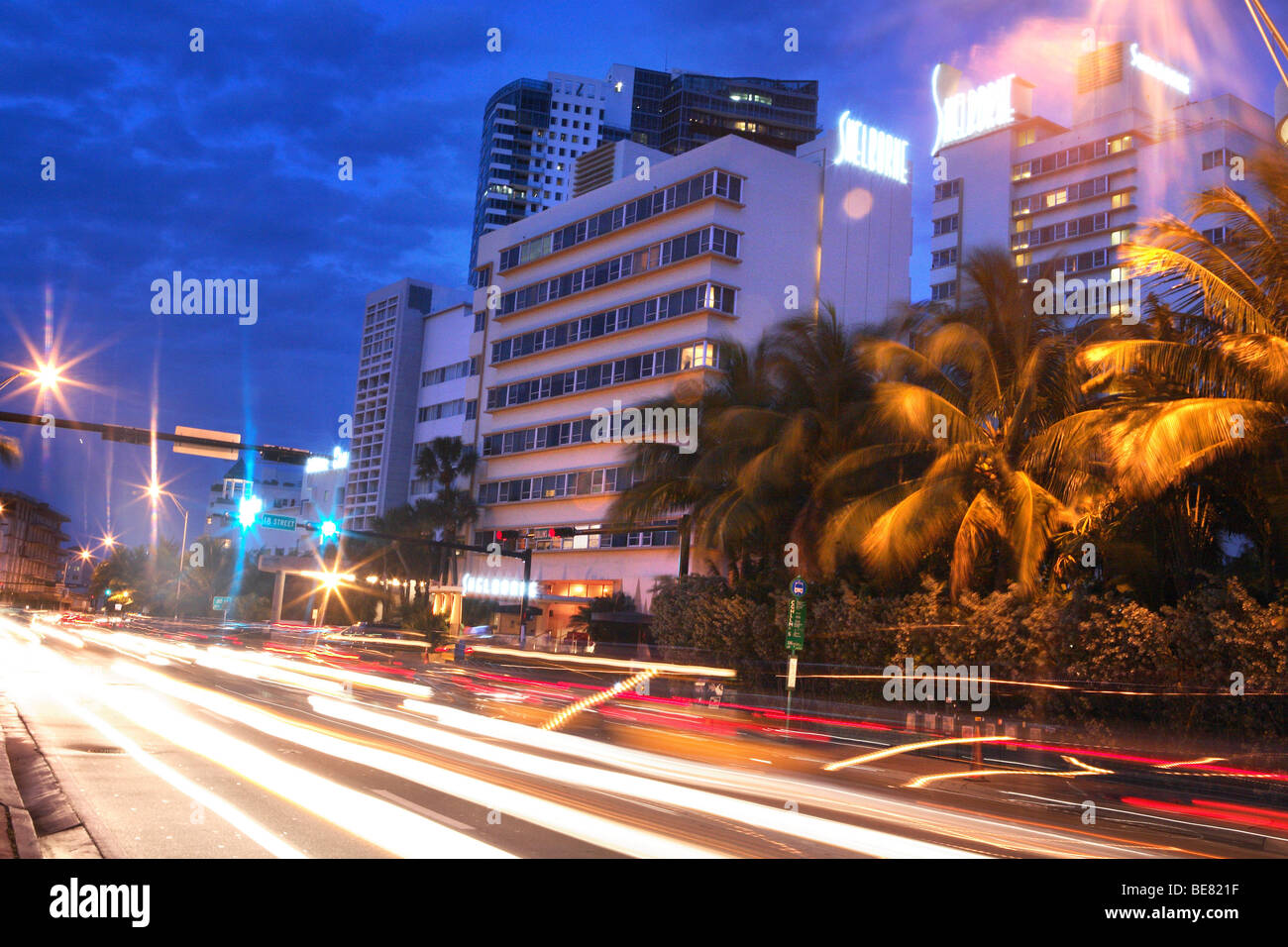 Collins Avenue di notte, South Beach, Miami Beach, Florida, Stati Uniti d'America Foto Stock