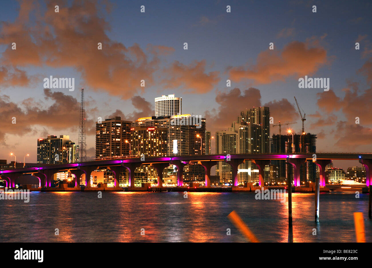 Gli illuminati alti edifici presso il centro cittadino di sera, Miami, Florida, Stati Uniti d'America Foto Stock