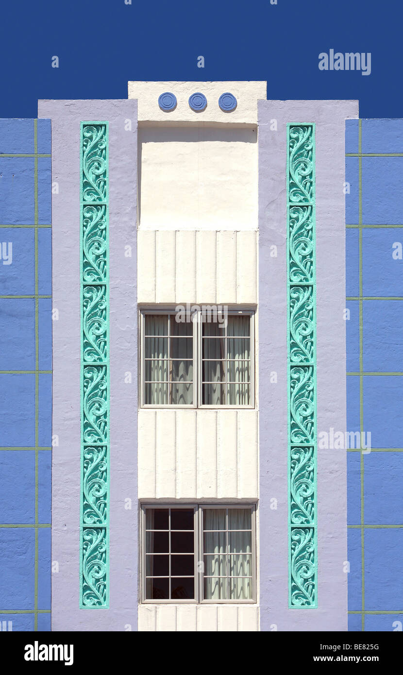 Facciata di un hotel sotto il cielo blu, South Beach, Miami Beach, Florida, Stati Uniti d'America Foto Stock