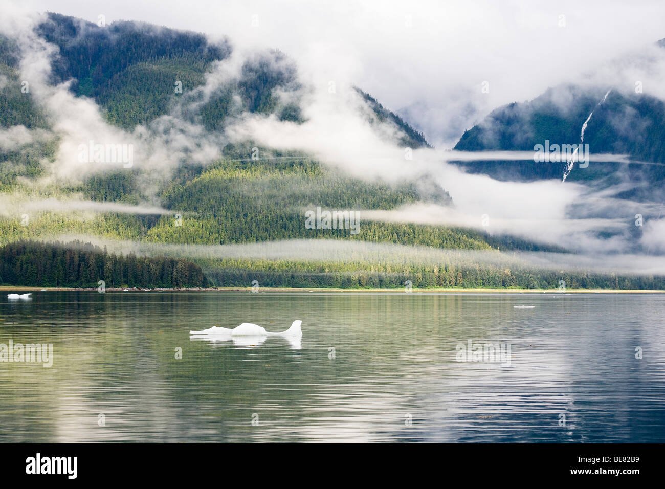 Nuvole di fronte montagne al litorale, Braccio Endicott, all'interno del passaggio, a sud-est di Alaska, STATI UNITI D'AMERICA Foto Stock