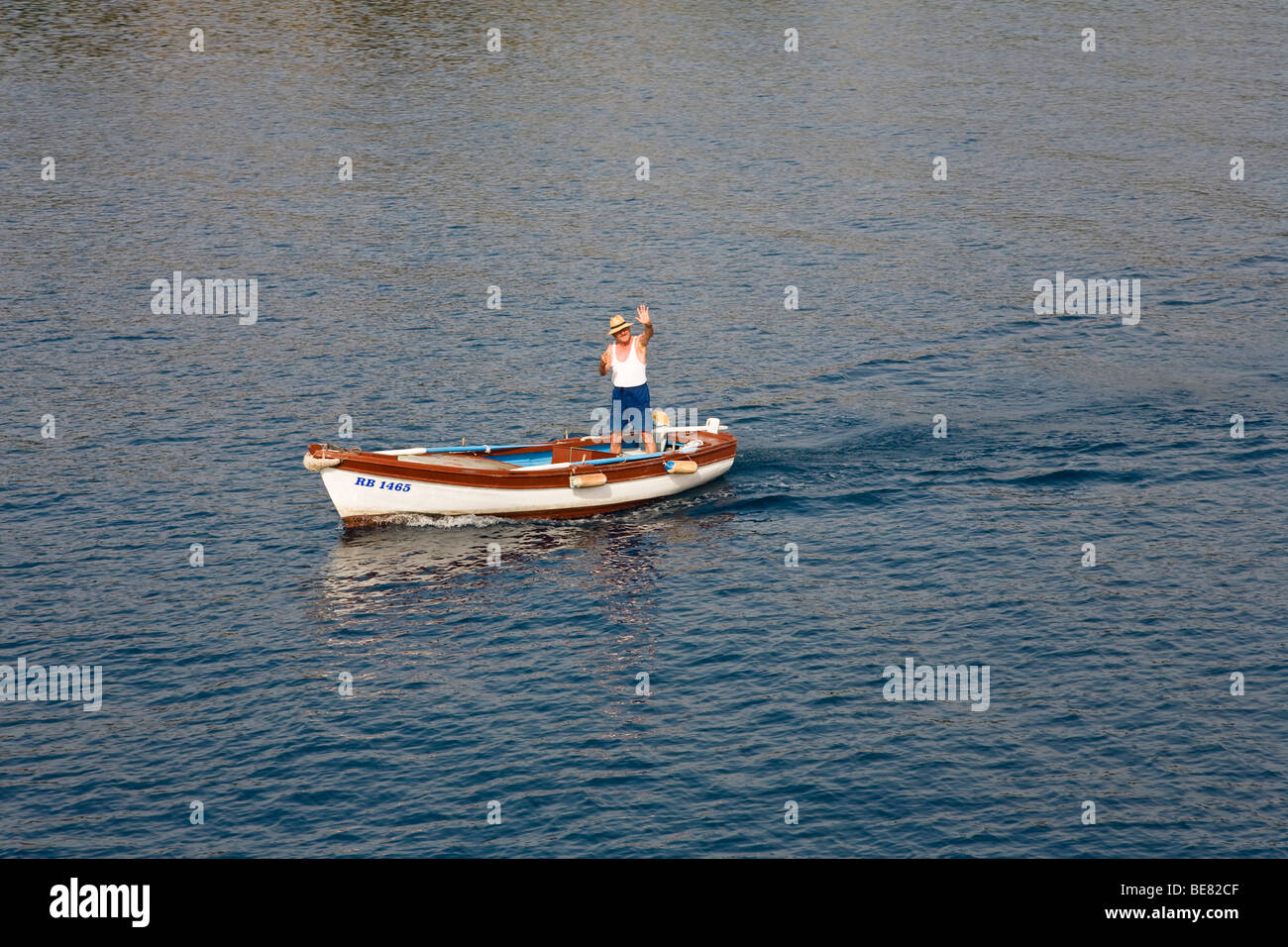 Sventolando pescatore nella sua barca, mare Mediterraneo, Europa Foto Stock