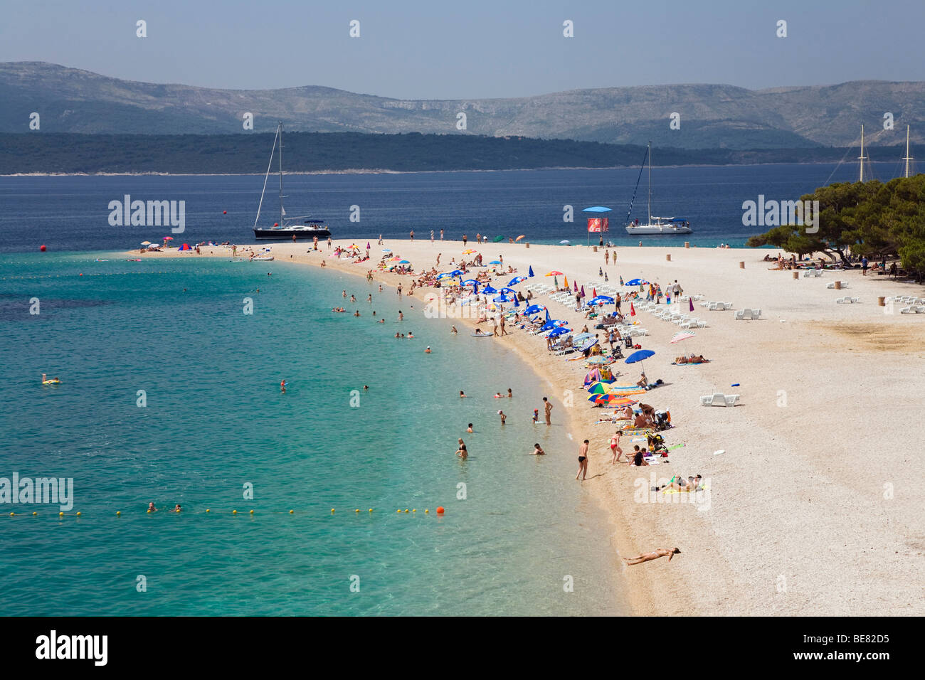 Le persone in spiaggia al sole, Golden Horn, Bol, Isola di Brac, Dalmazia, Croazia, Europa Foto Stock