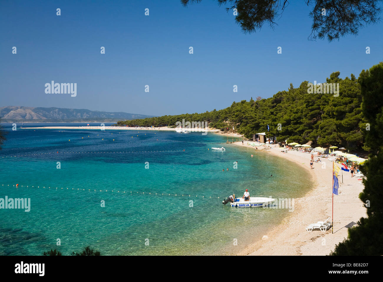 Le persone in spiaggia sotto il cielo blu, Golden Horn, Bol, Isola di Brac, Dalmazia, Croazia, Europa Foto Stock