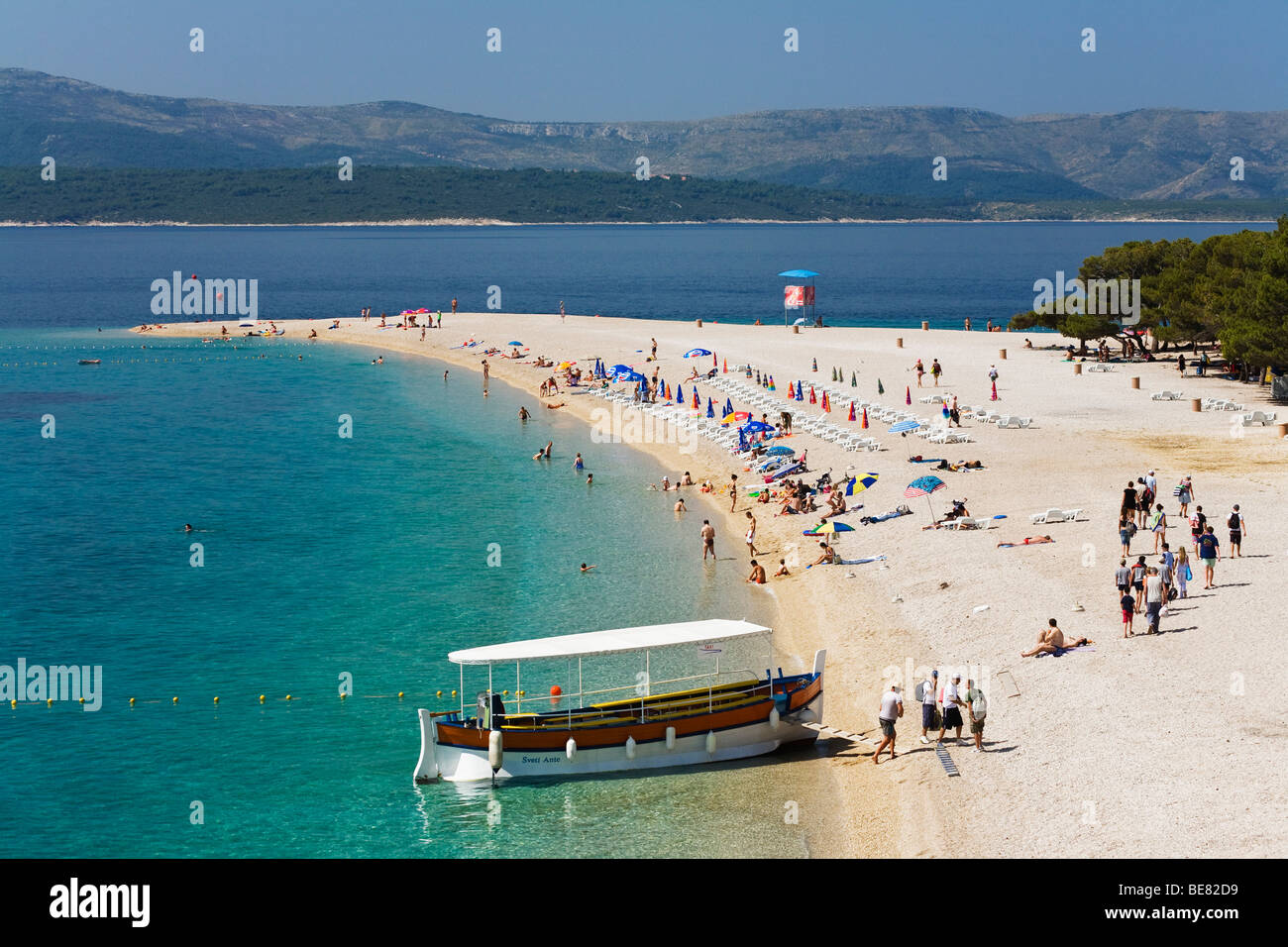 Un'escursione in barca e le persone in spiaggia al Golden Horn, Bol, Isola di Brac, Dalmazia, Croazia, Europa Foto Stock