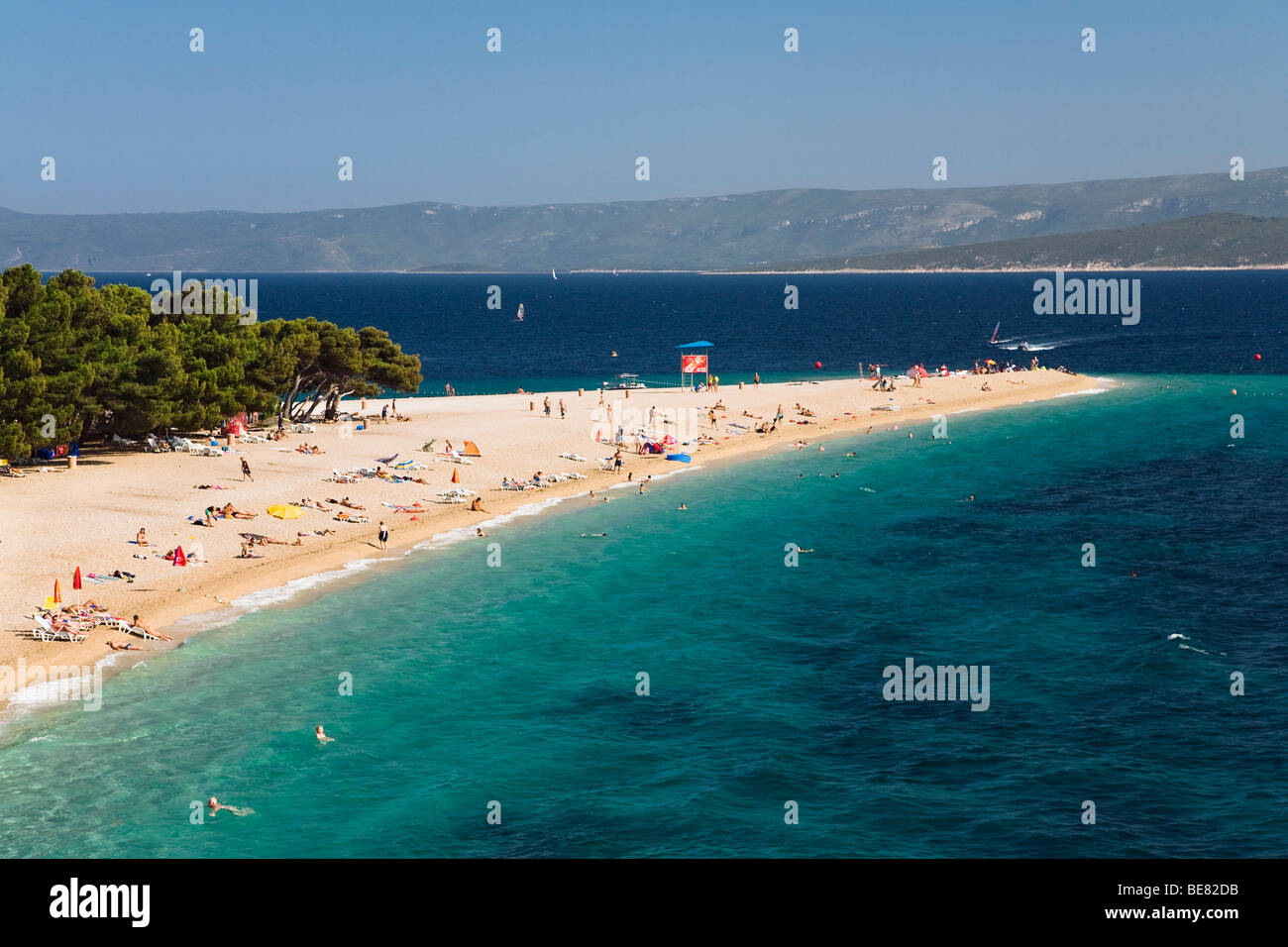 Le persone in spiaggia al sole, Golden Horn, Bol, Isola di Brac, Dalmazia, Croazia, Europa Foto Stock