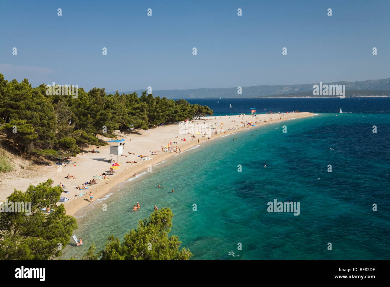 Le persone in spiaggia al sole, Golden Horn, Bol, Isola di Brac, Dalmazia, Croazia, Europa Foto Stock