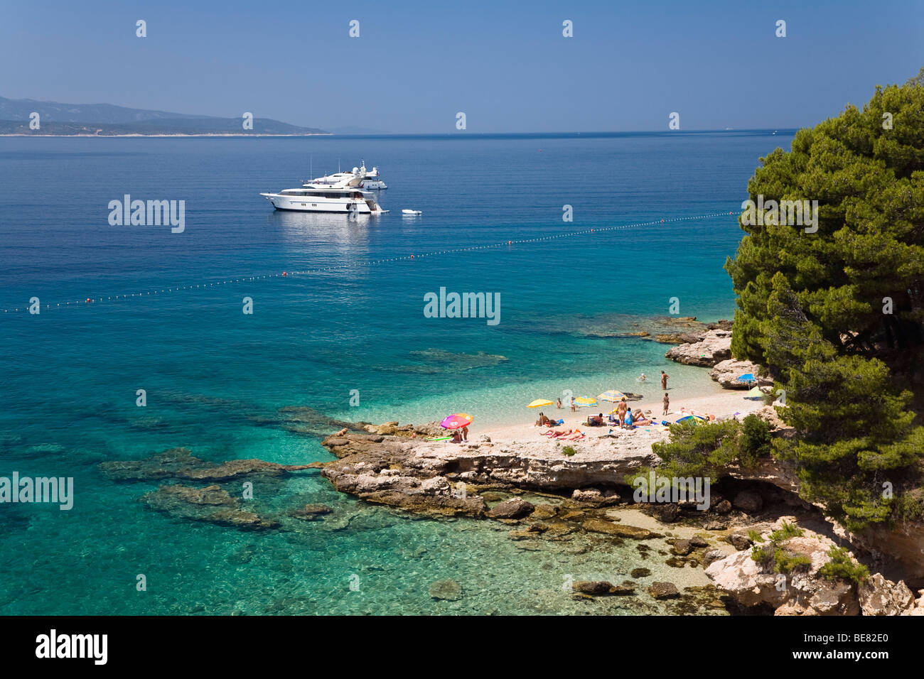 Le persone in spiaggia in una piccola baia, Isola di Brac, Dalmazia, Croazia, Europa Foto Stock