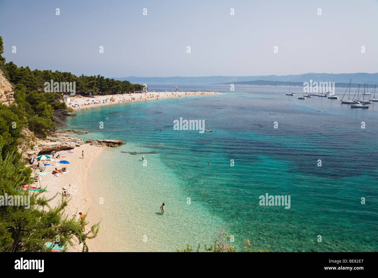 Le persone in spiaggia al sole, Golden Horn, Bol, Isola di Brac, Dalmazia, Croazia, Europa Foto Stock