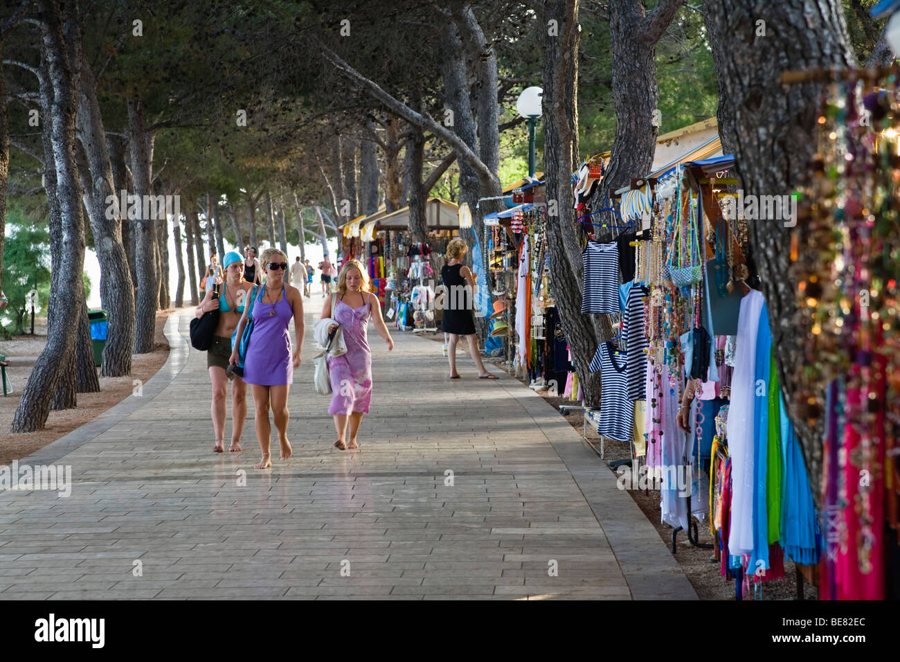 Turisti e bancarelle di vendita presso il lungomare, Bol, Isola di Brac, Dalmazia, Croazia, Europa Foto Stock