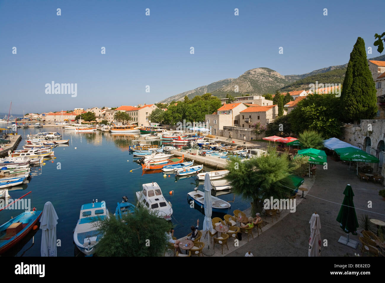 Barche a Bol porto sotto il cielo blu, Isola di Brac, Dalmazia, Croazia, Europa Foto Stock