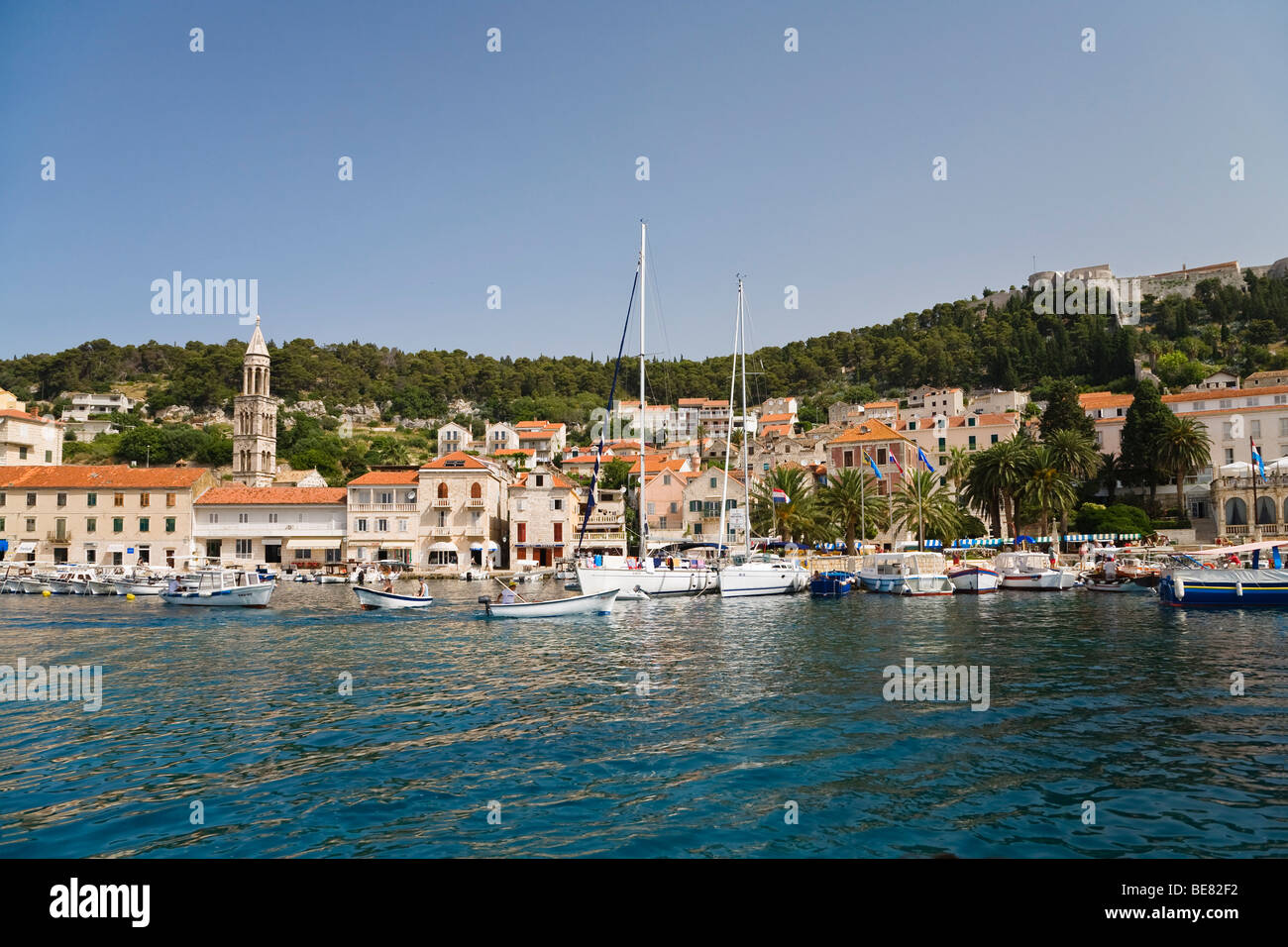 Le barche e il porto di Hvar sotto il cielo blu, Isola di Hvar Dalmazia, Croazia, Europa Foto Stock