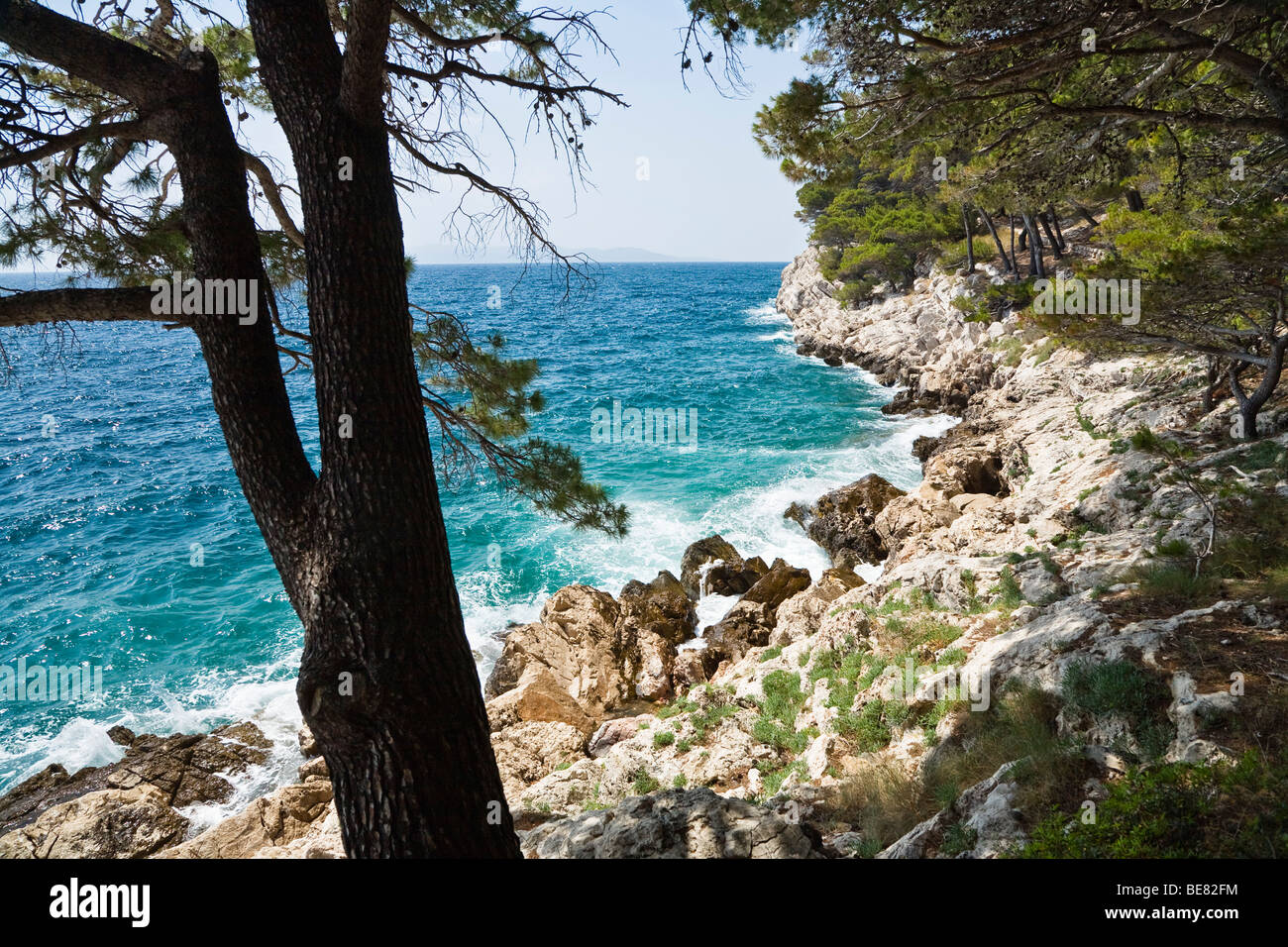 Oceano e costa rocciosa sotto la luce diretta del sole, Dalmazia, Croazia, Europa Foto Stock