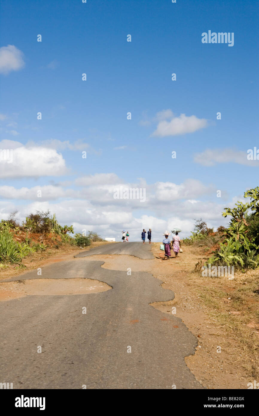 Persone su una pista sterrata road, strada rurale, vicino Taolanaro, Fort Dauphin, Toliara, Madagascar Foto Stock