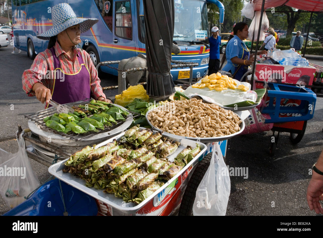 La donna nella preparazione degli alimenti, venditore ambulante di stallo alimentare, Bangkok, Thailandia, Asia Foto Stock