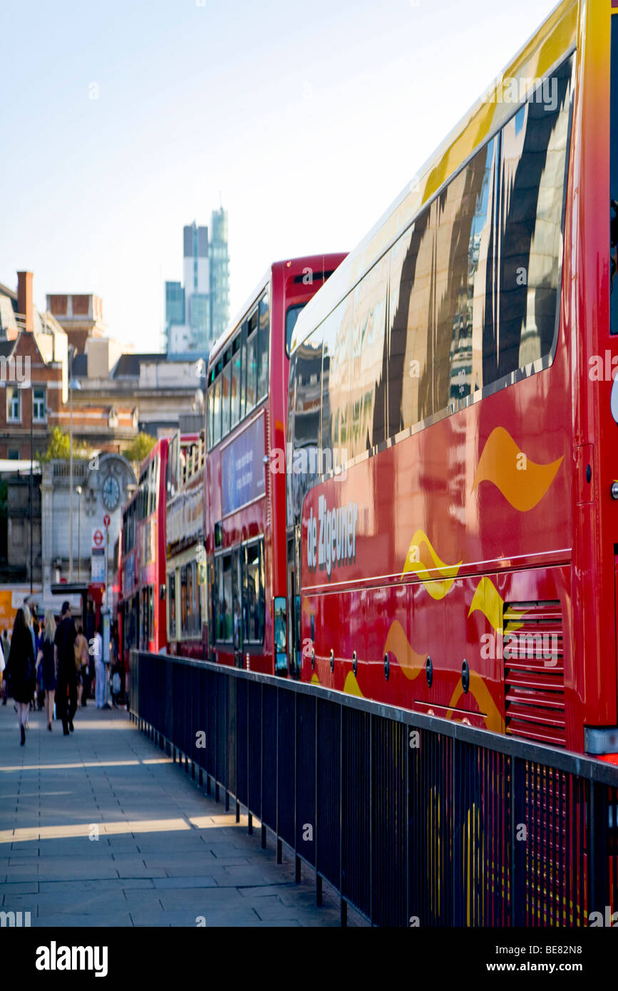 Una vista lungo il ponte di Londra. La linea di autobus rossi e pullman turistici paraurti a paraurti nel pomeriggio il traffico. Londra. Regno Unito. Foto Stock