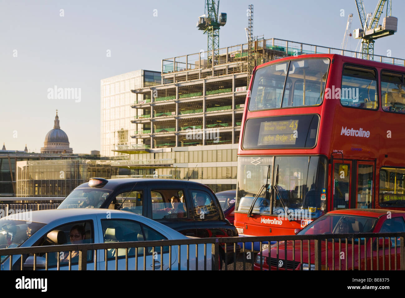 Il traffico sul ponte di Londra e il sito in costruzione. Londra. Regno Unito. Cupola della Cattedrale di San Paolo a distanza. Foto Stock