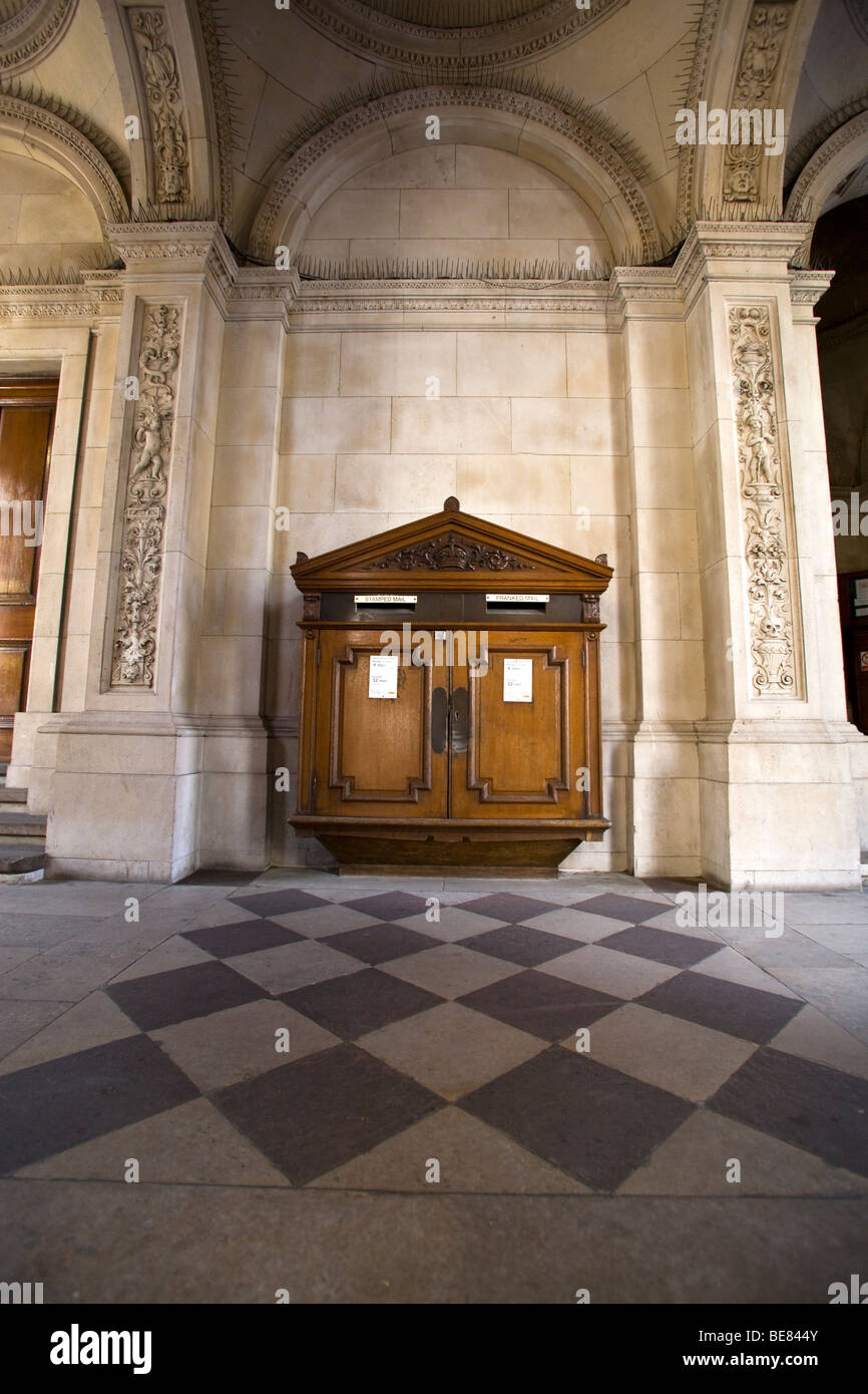 Vecchia posta in legno o casella postale presso l'ingresso al cortile della Royal Academy di Londra Foto Stock