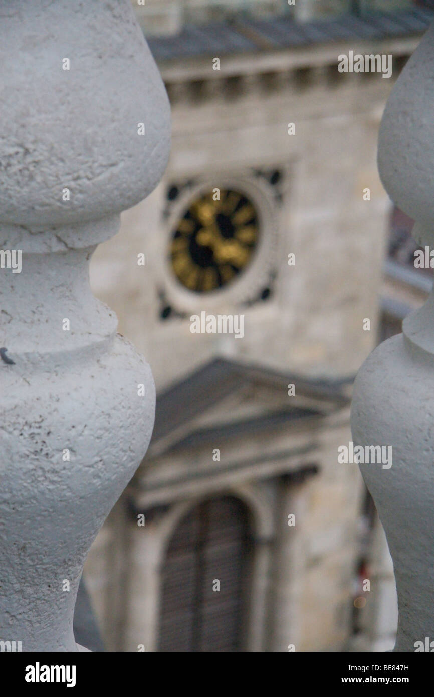 L'orologio del campanile di St Stephens Basilica di Budapest intravisto attraverso le ringhiere Foto Stock