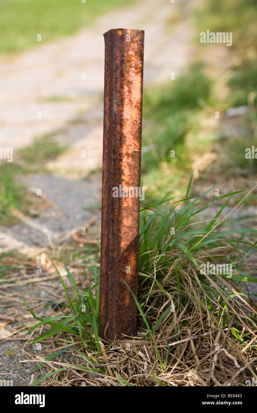 Metallo arrugginito palo utilizzato come fermaporta Foto Stock