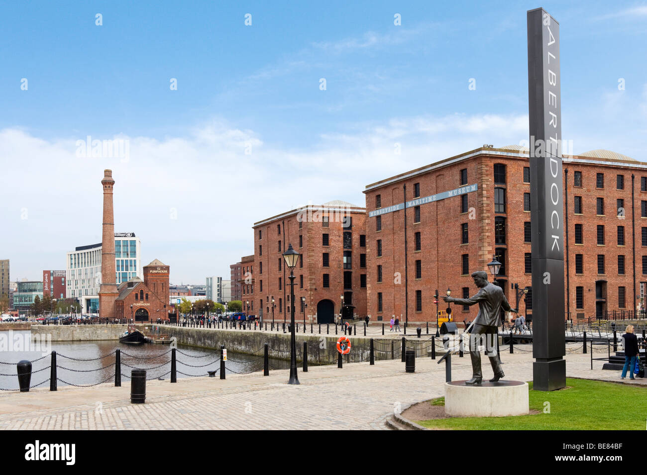 Albert Dock con il Merseyside Maritime Museum a destra e la statua di Billy Fury in primo piano, Liverpool, Merseyside Foto Stock