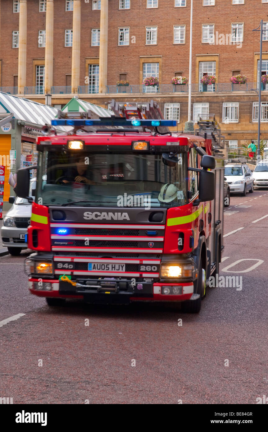 Un incendio motore accelerando attraverso il centro della città in Norwich , Norfolk , nel Regno Unito , con luci blu lampeggiante che mostra il movimento Foto Stock