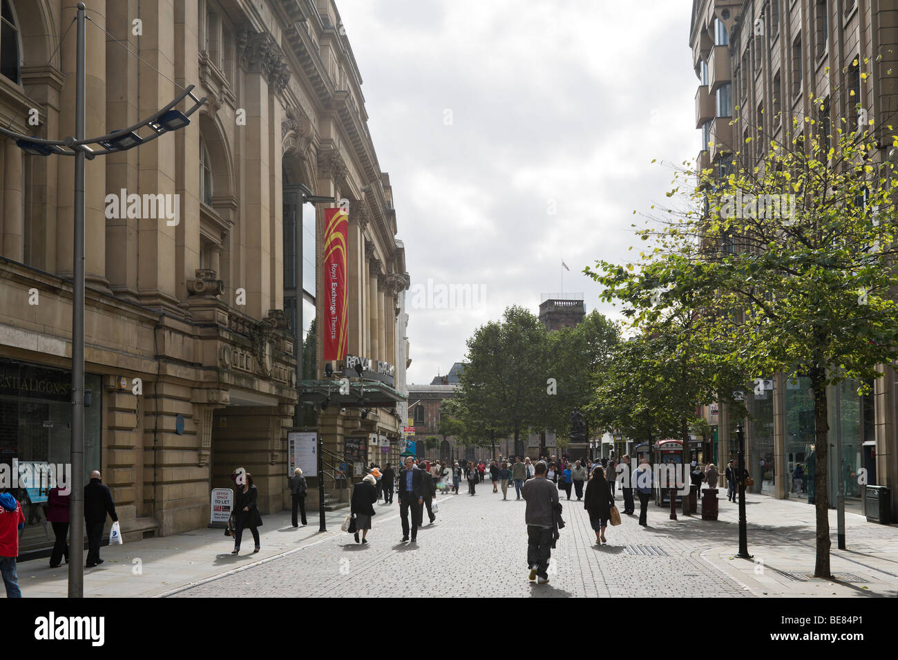 St Ann's Square con il Royal Exchange Theatre a sinistra, Manchester, Inghilterra Foto Stock