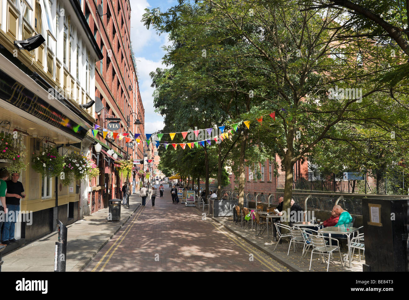 Pub, bar e discoteche lungo Canal Street nel Villaggio Gay, City Centre, Manchester, Inghilterra Foto Stock