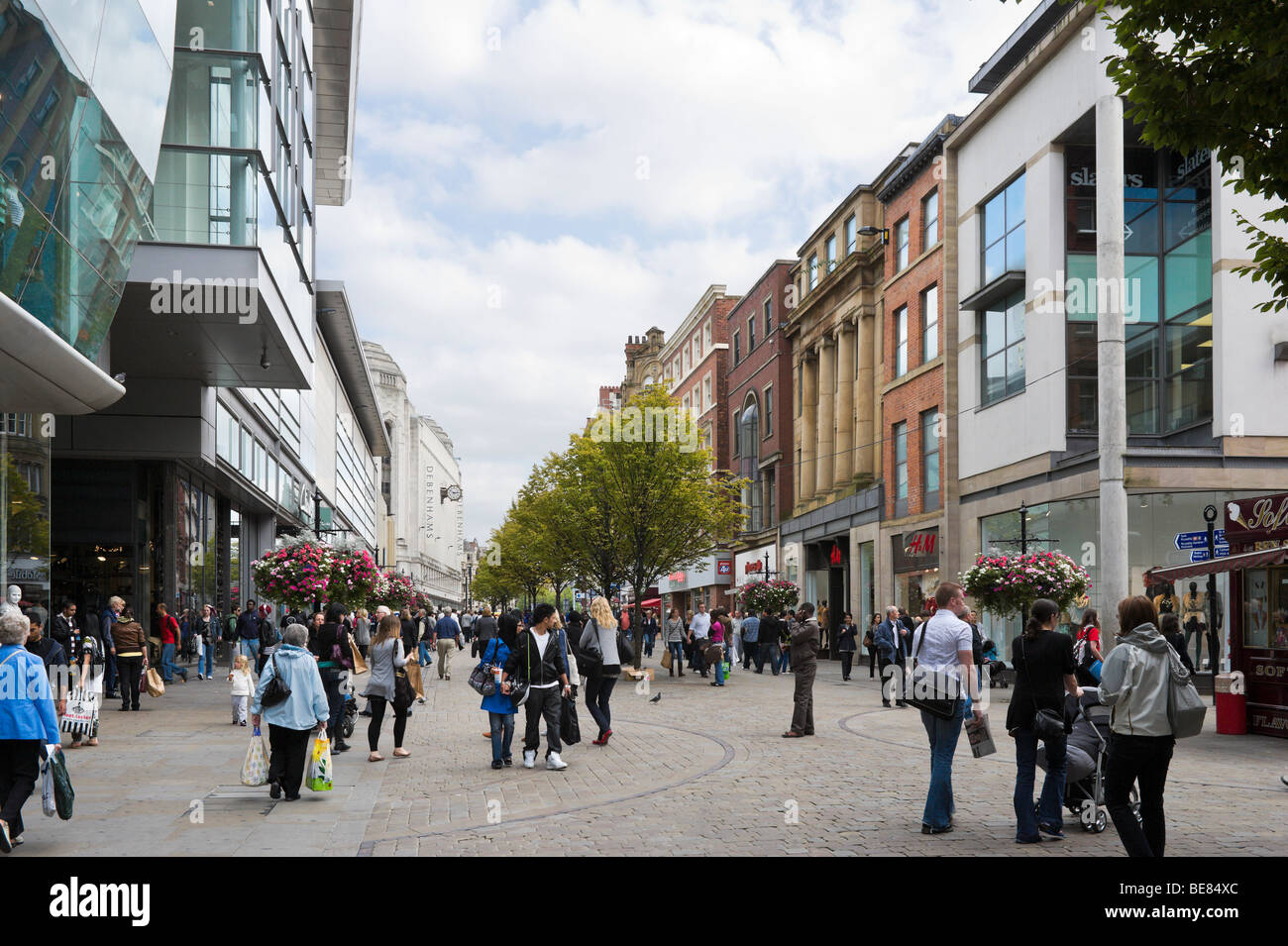 Maggiori negozi e grandi magazzini su Market Street nel centro della città, Manchester, Inghilterra Foto Stock