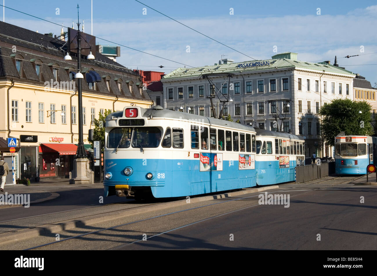 Il tram tram del sistema di trasporto pubblico a Göteborg Göteborg Svezia città svedese sverige street town strade rotaie di trasporto scen Foto Stock